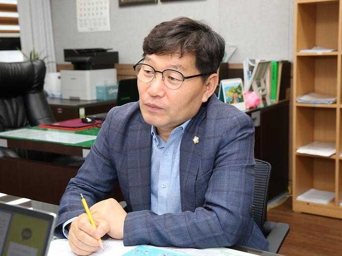 [경기신문 인터뷰] 원도심 주차장 확보에 진심…‘당하동 토박이’ 박용갑 인천 서구의원 사진