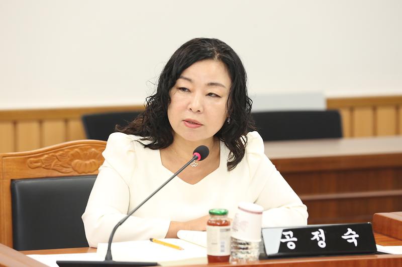 제283회 임시회 제1차 복지환경도시위원회 주요업무보고에서 질의 중인 공정숙 의원 사진