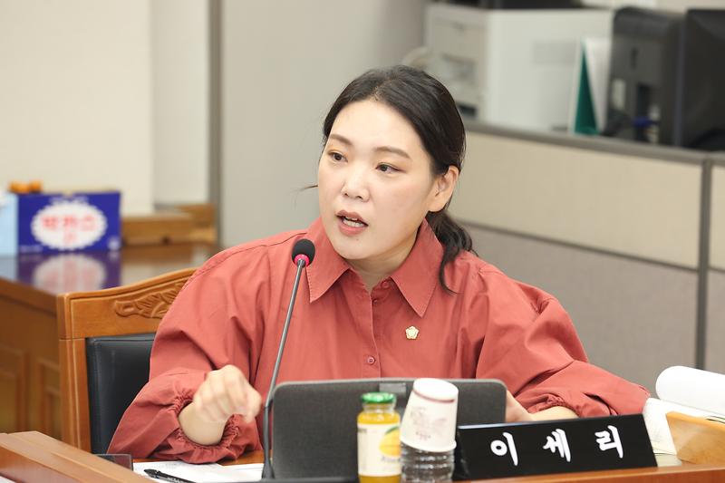 제283회 임시회 제2차 기획행정안전위원회 주요업무보고에서 질의 중인 이세리 의원 사진
