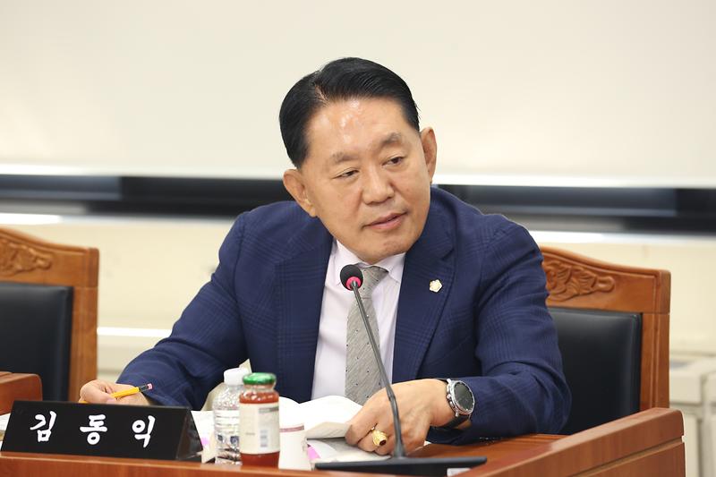 제283회 임시회  복지환경도시위원회 주요업무보고에서 질의 중인 김동익 의원 사진