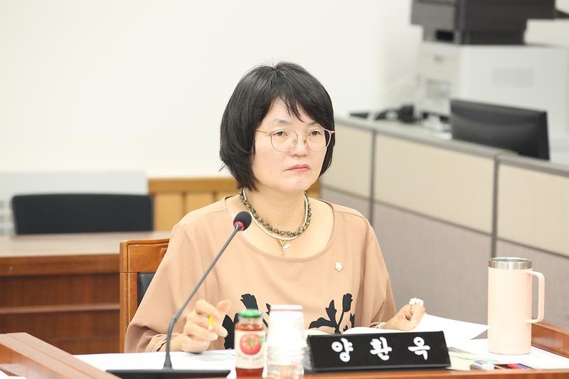 제283회 임시회  복지환경도시위원회 주요업무보고에서 질의 중인 양환옥 의원 사진