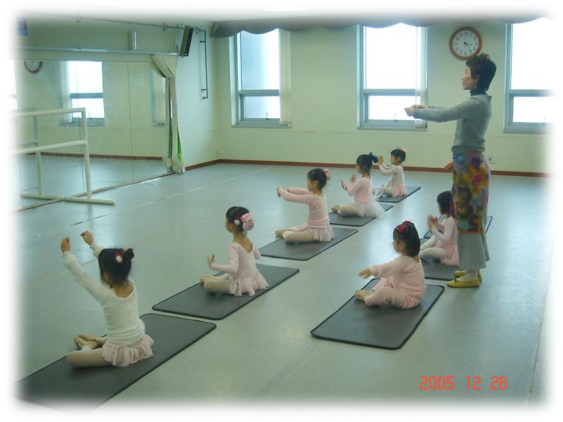 발레 기초반 어린이들 사진