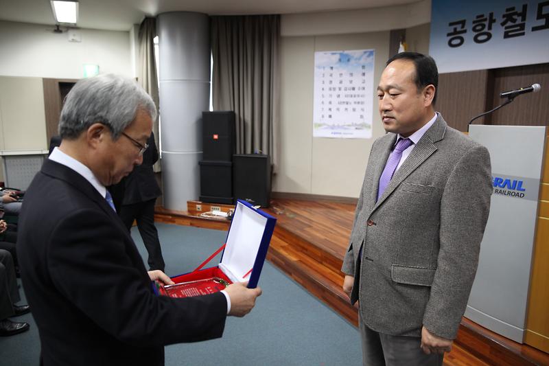 [코레일 공항철도 창립 제14주년 기념행사] 검암경서동 주민자치위원회 감사패 전달 사진