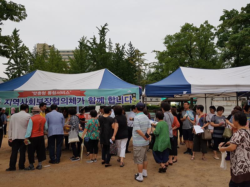 석남1동 지역사회보장협의체, 복지사각지대 및 복지자원 발굴을 위한 홍보부스 운영 사진