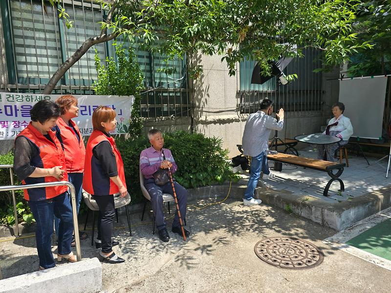 가정3동 주민자치회 복지분과 「장수마을에 살어리랏다」어르신 이발·장수사진 촬영 사진