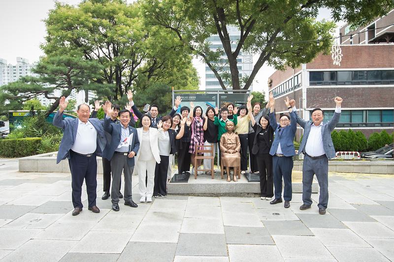 20260814 마실거리 평화의 소녀상 보수 사진
