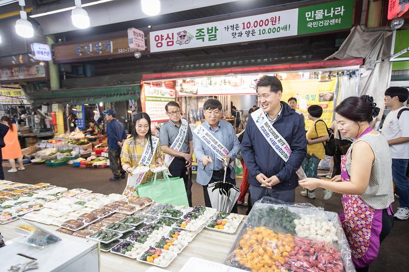 0인천_서구,_추석맞이_전통시장_방문으로_상인_격려(3).jpg 이미지