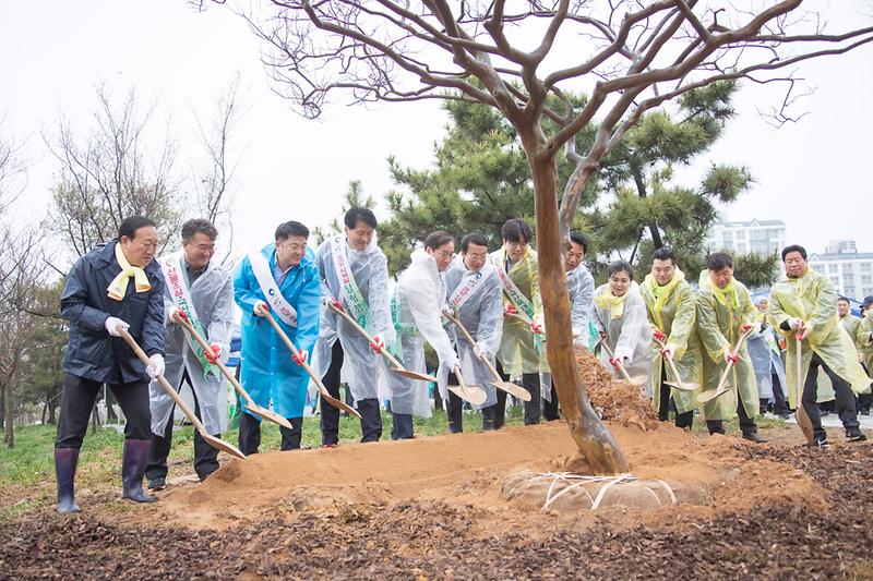 1서구,_식목일_맞아_‘기후대응_도시숲’서_나무_심기_행사__(2).jpg 이미지