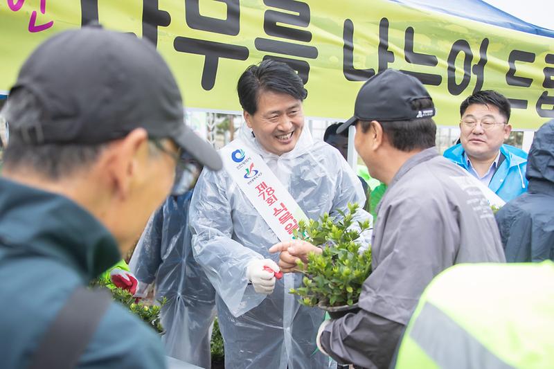 1서구,_식목일_맞아_‘기후대응_도시숲’서_나무_심기_행사__(3).jpg 이미지
