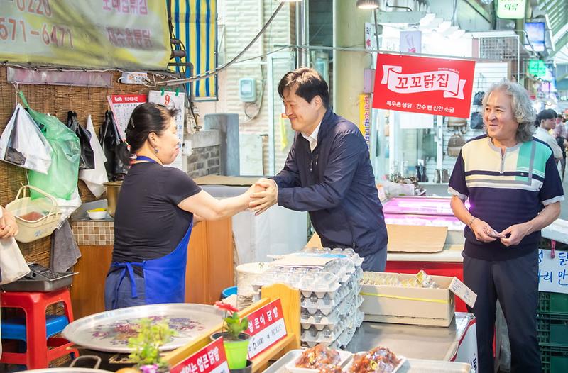 1인천_서구,_추석_명절맞이_전통시장_방문으로_상인_격려(1).jpg 이미지