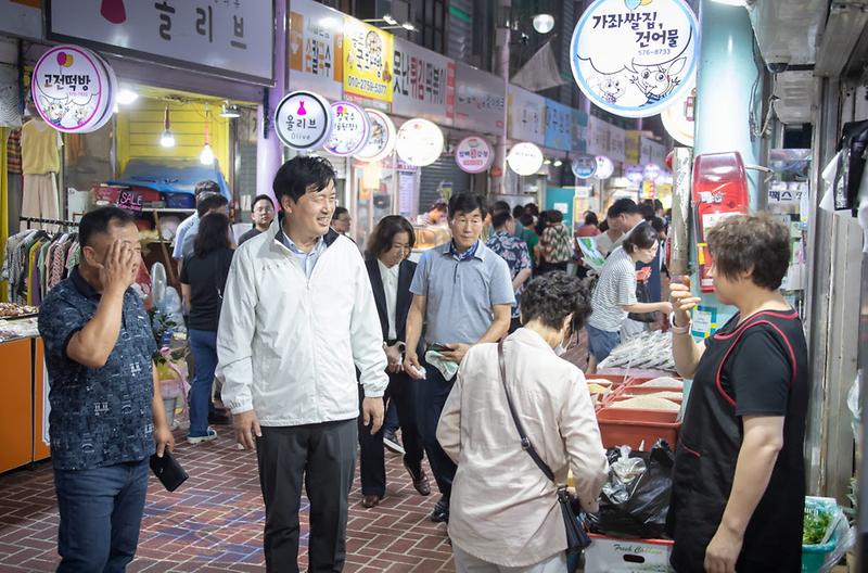 1인천_서구,_추석_명절맞이_전통시장_방문으로_상인_격려(3).jpg 이미지