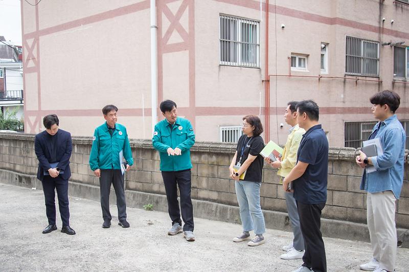 1서구청장,_여름철_대비_침수방지시설_설치_상황_현장_점검(1).jpg 이미지