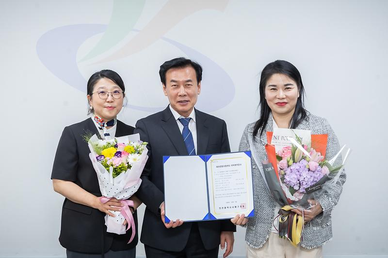 20261002 어린이집 육아지원센터 위탁계약증서 전달식 사진