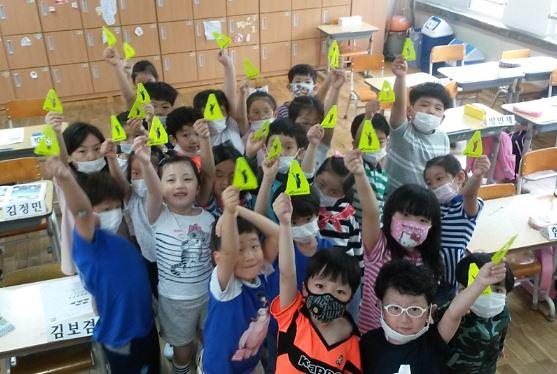 서구,_어린이_교통안전을_위한_초등학교_1학년_옐로카드_배부.jpg 이미지