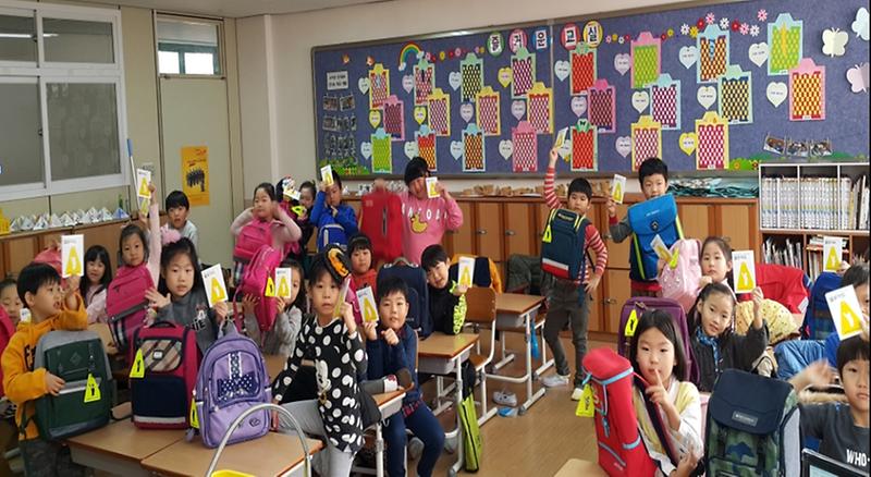 서구,_어린이_교통안전을_위한_초등학교_1학년_옐로카드_배부1.jpg 이미지