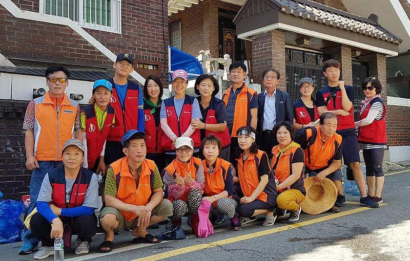 10서구걷기협회_및_국민안전예방지원협회,_가정1동_침수피해가정_도움의_손길.jpg 이미지