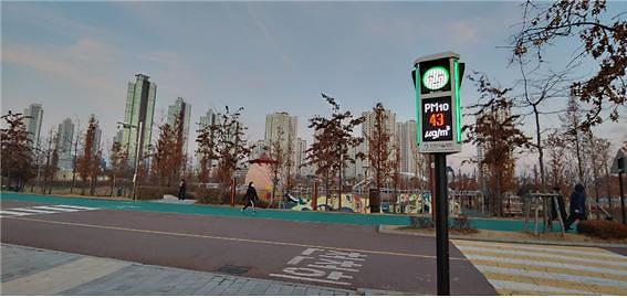 1서구,_우리동네_미세먼지_알림_신호등_설치_(2).jpg 이미지