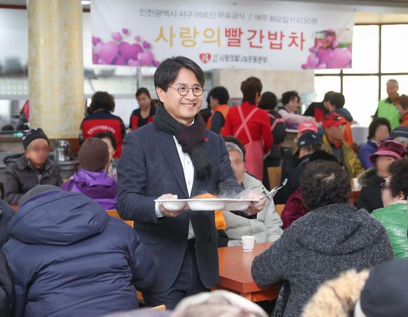 4이재현_서구청장,_사랑의_빨간밥차_무료급식_봉사.jpg 이미지