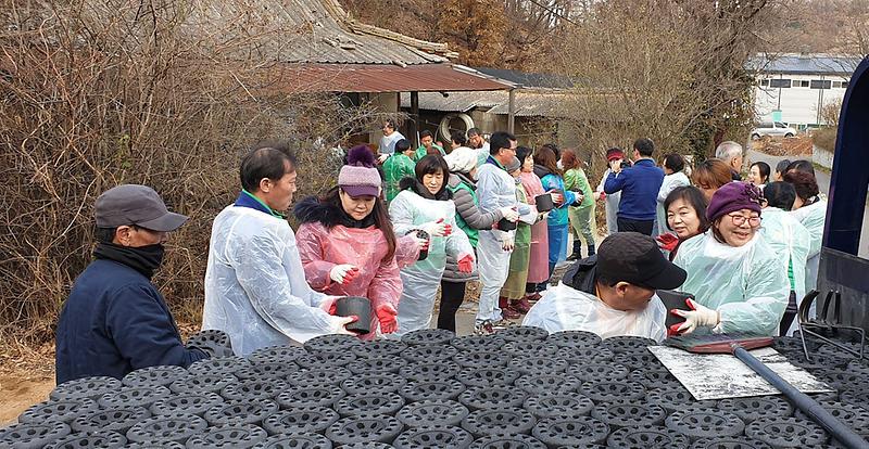 6새마을지도자서구협의회,_따뜻한_겨울나기_연탄_나눔_(2).jpg 이미지