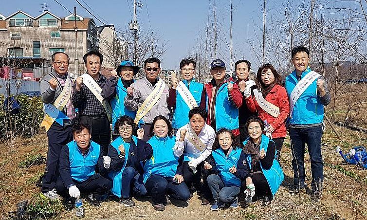 서구_구민감사관,_공촌천_꽃길_조성_행사_참여.jpg 이미지