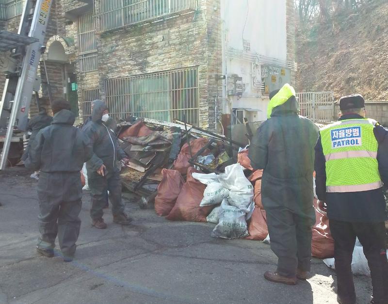5연희동_화재_피해주택_폐기물처리_봉사...‘잔잔한_감동’_(1).jpg 이미지