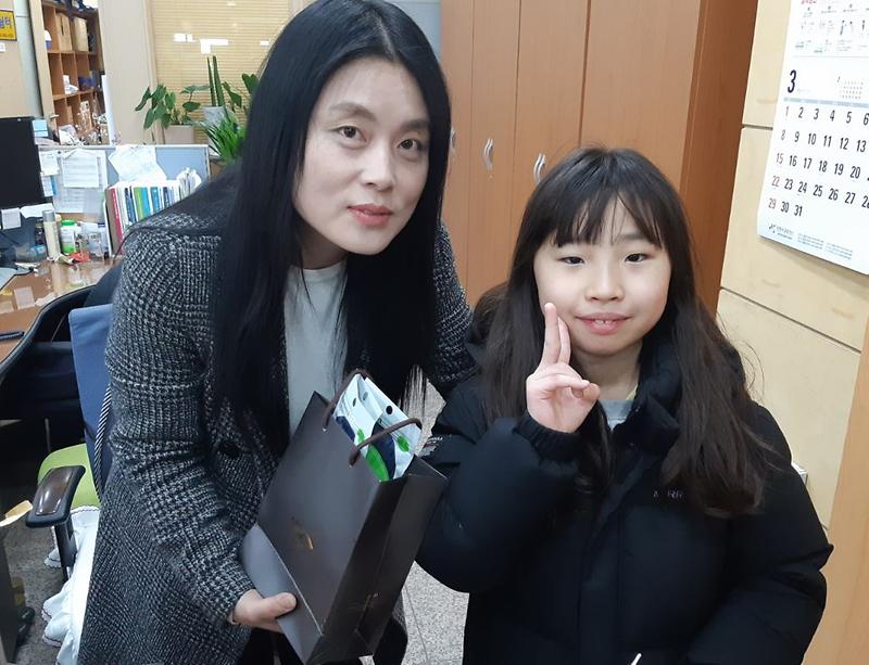 “초등학생도_왔어요!”...당하동_초등생_2명,_‘코로나19_퇴치’_기부_동참__수정보도자료-4_남소람.jpg 이미지