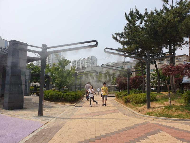 2서구,_‘스마트한_폭염_대비’_쿨링포그_시스템_설치·가동_.jpg 이미지