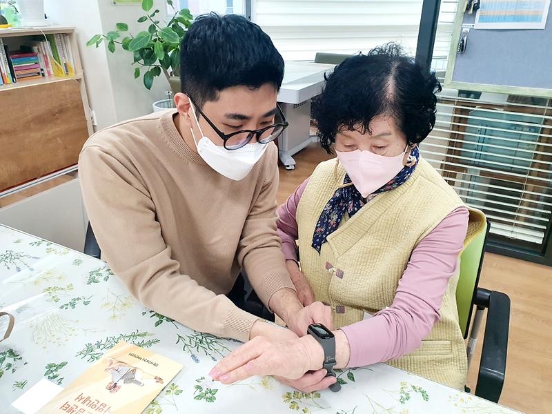 2서구치매안심센터,_치매_어르신_대상_GPS_배회감지기_지원__(1).jpg 이미지
