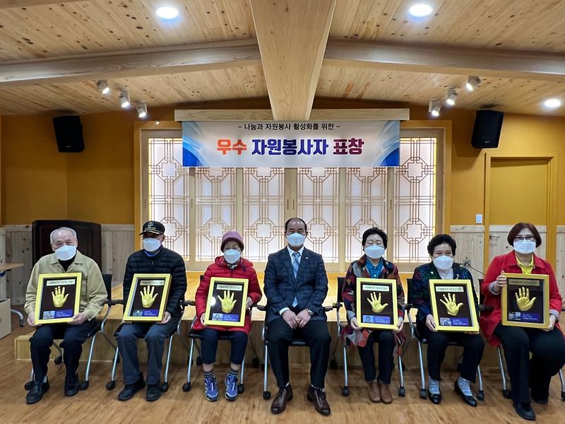 5‘1만_시간’_봉사한_6인의_천사_인천서구자원봉사센터,_자원봉사자_핸드프린팅_전시_(2).jpg 이미지