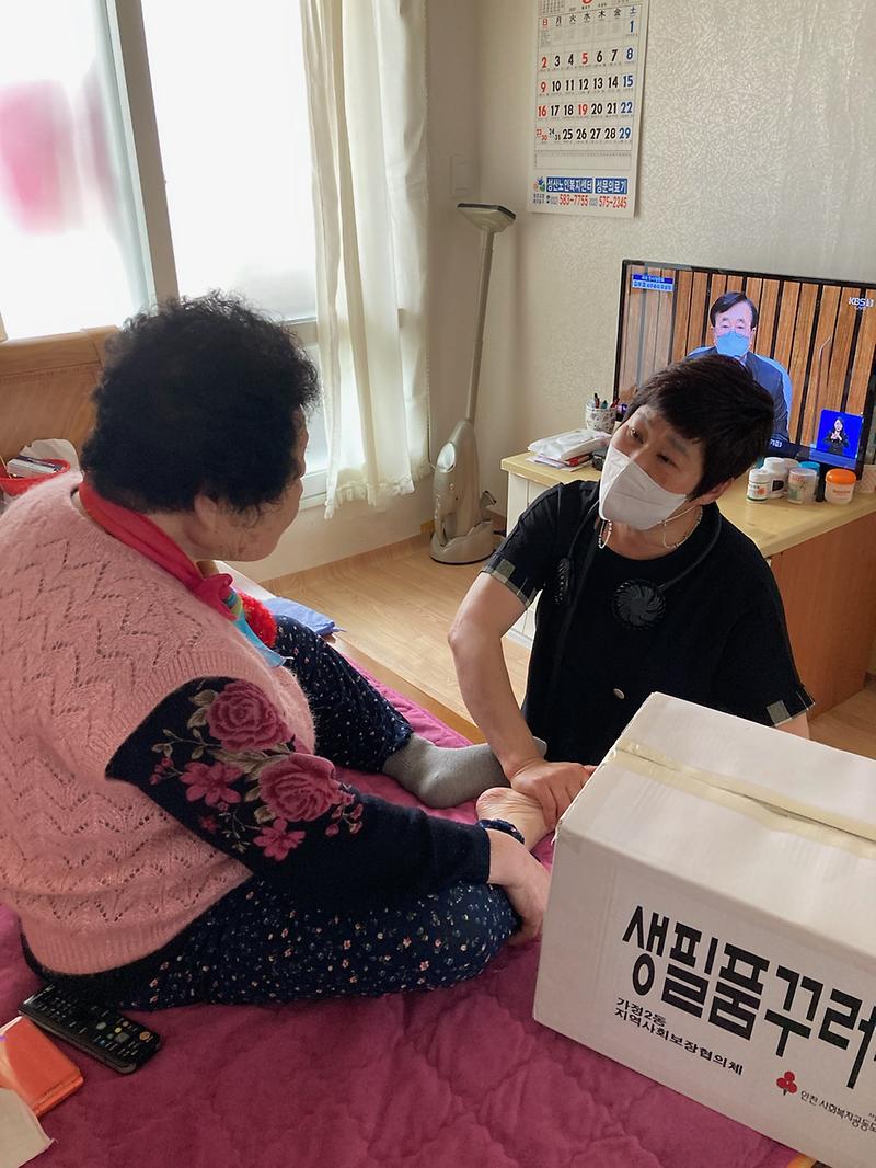 6가정2동_지역사회보장협의체,_‘한땀_한땀’_정성_담은_‘손뜨개’_카네이션_달아드려__(2).jpg 이미지