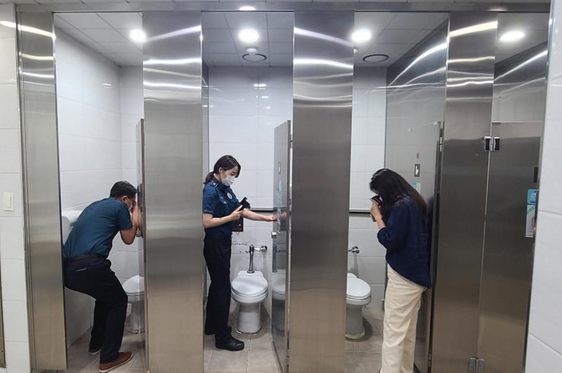 6서구,_지하철역_공중화장실_불법촬영카메라_합동점검_펼쳐__(2).jpg 이미지