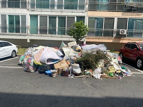 2집_안에_쓰레기_5t_쌓아둔_가구...가좌3동_봉사자들_나서_청소_(1).jpg 이미지