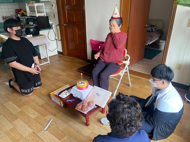 3가좌3동_협의체,_가좌중_학생_봉사단과_‘독거노인_생신_축하’__(2).jpg 이미지