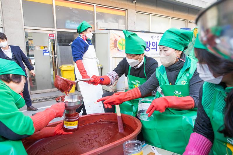 5서구_새마을부녀회,_‘정성_담긴_고추장’_직접_만들어_이웃과_나눔__(1).jpg 이미지