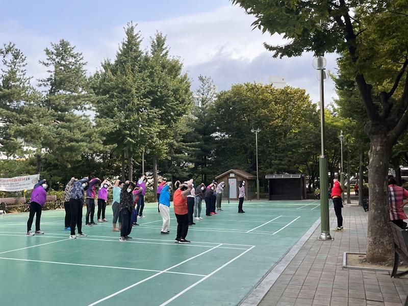 6‘함께_모여서_스트레스_날려요’_가좌3동,_매주_금요일_‘웃음운동’_진행__(2).jpg 이미지