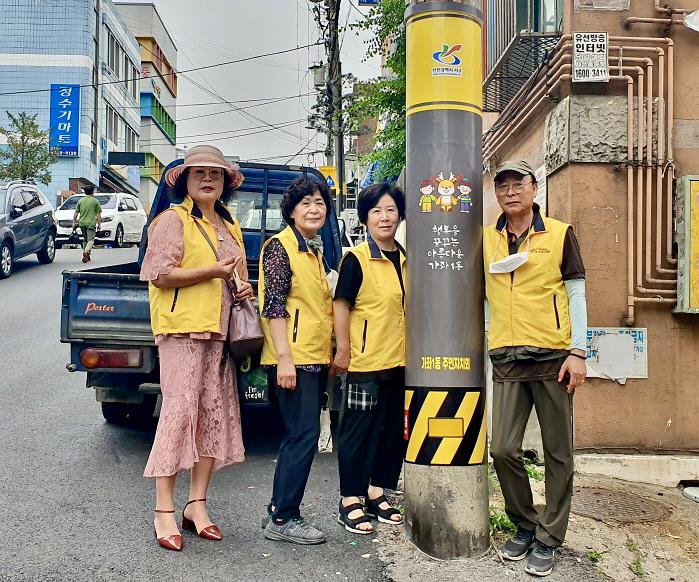 6가좌1동,_‘새_옷_입은_전봇대’···전봇대,_신호등_67개_환경개선__(1).jpg 이미지