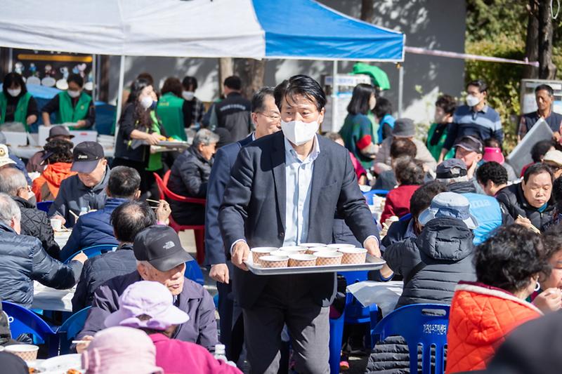 8‘어르신들_모처럼_즐거운_한때’_가좌1·2·3·4동,_같은날_경로잔치_열려__(2).jpg 이미지