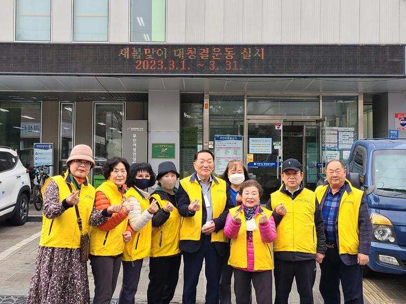 10가좌1동_주민자치회,_‘봄꽃_심고_쓰레기_청소하고’_아름다운_마을_만들기__(1).jpg 이미지