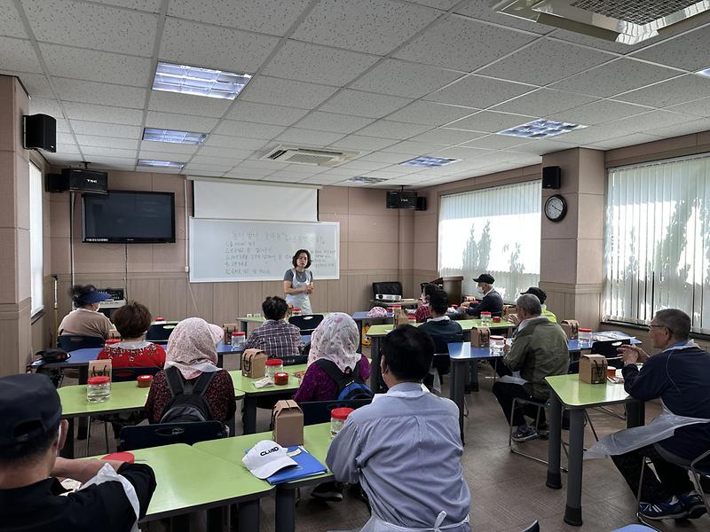 10석남1동,_‘동네방네_놀아보자’_사업으로_주민들과_함께_고추장_담그기_체험__(1).jpg 이미지