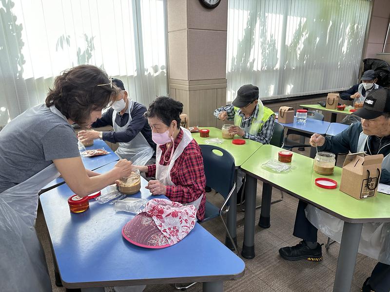 10석남1동,_‘동네방네_놀아보자’_사업으로_주민들과_함께_고추장_담그기_체험__(2).jpg 이미지