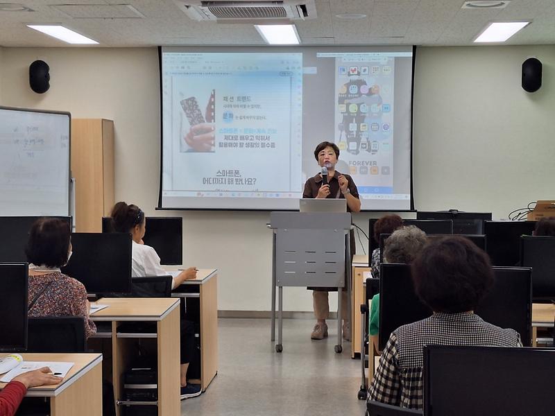 6가정1동_주민자치회,_중장년층_위한_‘스마트한_스마트폰’_교육_운영_.jpg 이미지