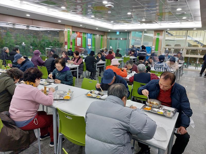 6연희동_바르게살기운동위원회,_‘사랑가득’_자장면_나눔_행사__(2).jpg 이미지