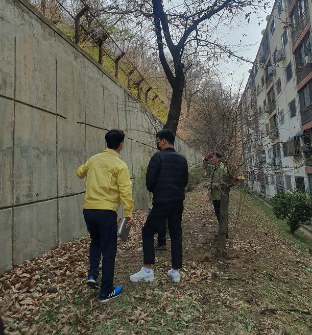 2서구,_해빙기_대비_공동주택_내_급경사지,_옹벽_등_안전_점검_실시(1).jpg 이미지