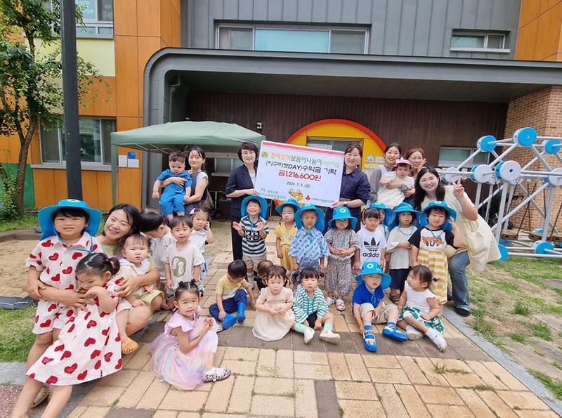 4구립청라보석보듬이나눔이어린이집,_지구를_구하는_장터_수익금_기탁(1).jpg 이미지
