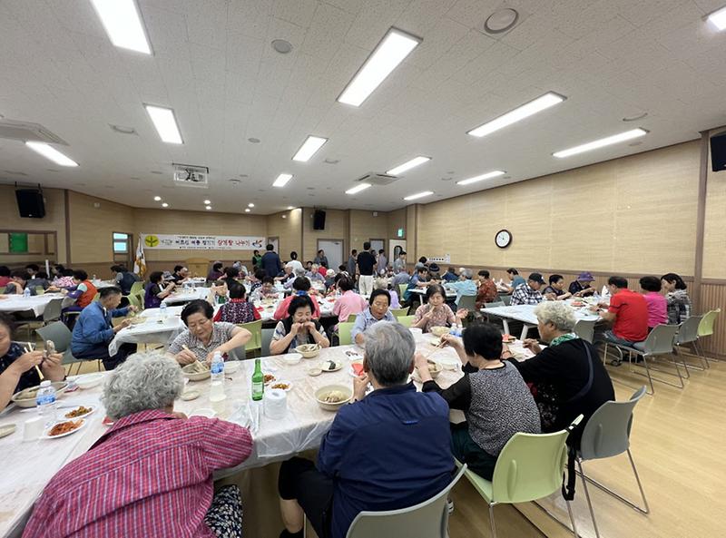 7오류왕길동_새마을부녀회,_어르신_여름_챙기기_삼계탕_나눔_행사_개최(2).jpg 이미지