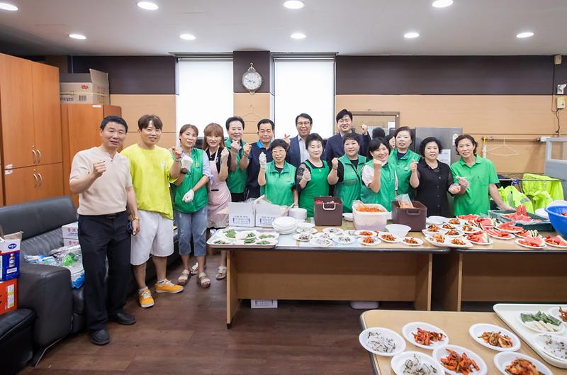 8신현원창동_새마을부녀회·협의회,_어르신들을_위한_여름나기_사랑의_삼계탕_나눔행사_개최(1).jpg 이미지