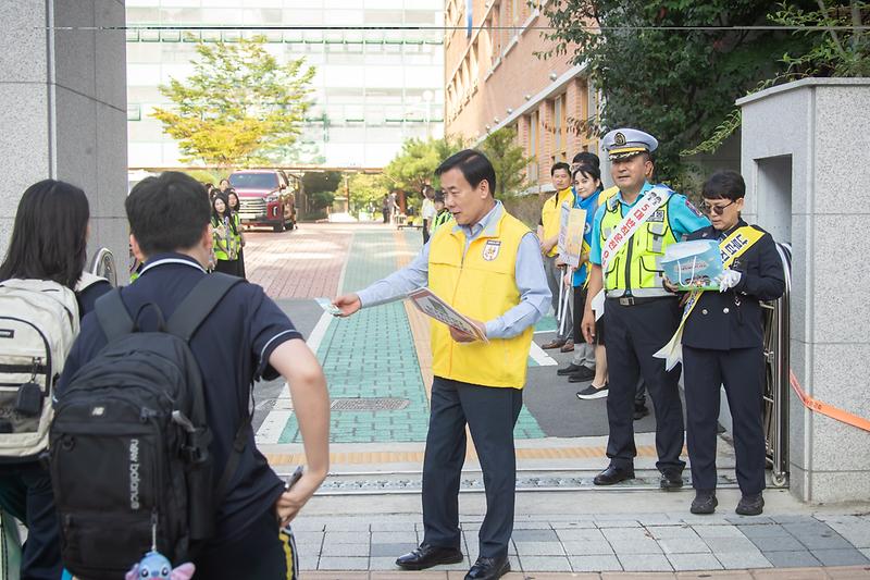 1._서해구,_생활안전_관리_강화…주민_체감형_안전사업_추진_관내_중학교_등굣길_교통안전_캠페인.jpg 이미지