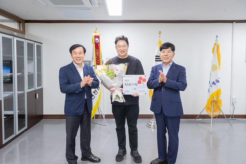 2._서해구,_㈜지앤나에_착한기업_현판_전달.jpg 이미지