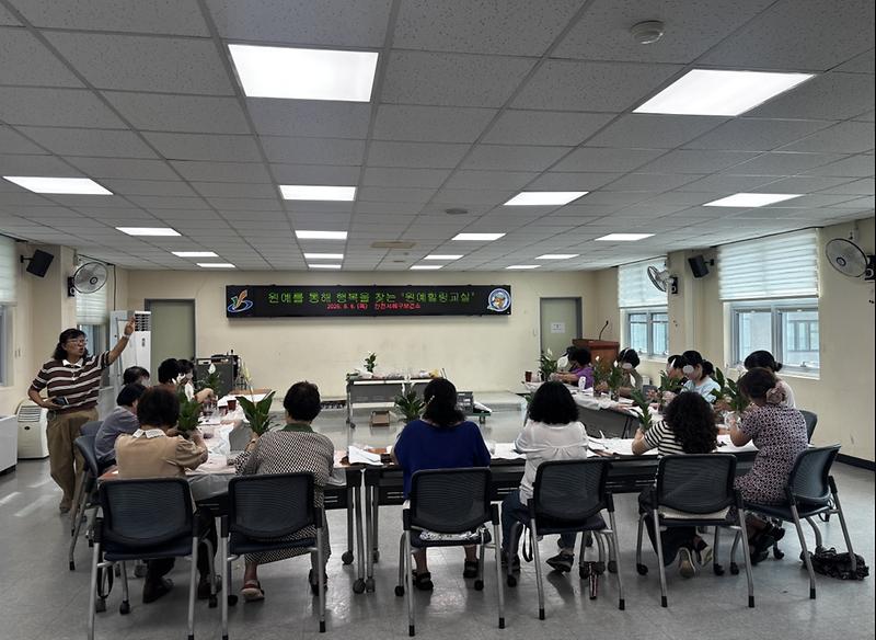 2._서해구보건소,_원예를_통해_행복을_찾는_장애인_원예힐링교실운영.jpg 이미지