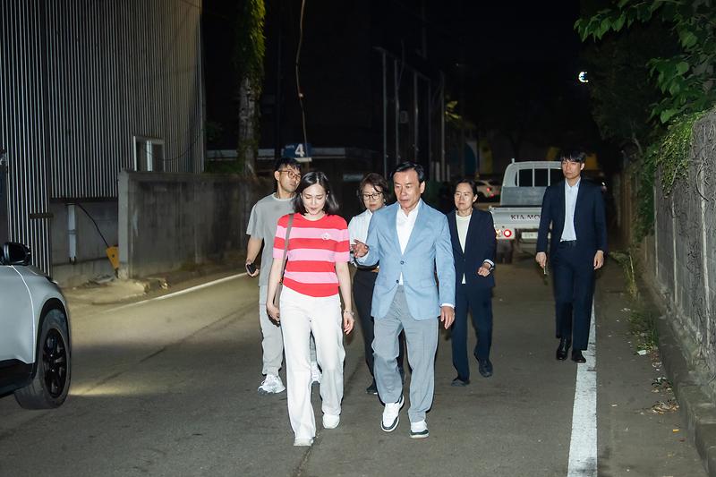 2._서해구청장,_현장중심_악취_대응...주민과_함께_야간_환경순찰_실시_1.jpg 이미지